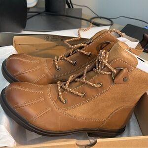 NWT Ugg Hapspurg Duck Boots.